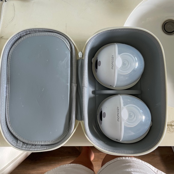 Momcozy White breast pump with case - Picture 3 of 9